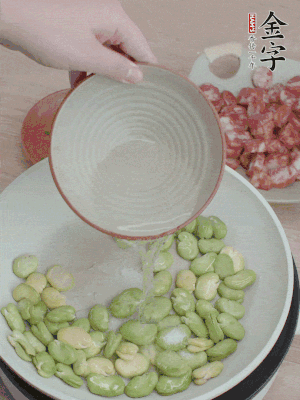 鍋中少油，下蠶豆略炒，加1/2勺鹽、一點(diǎn)糖、少許水炒勻。