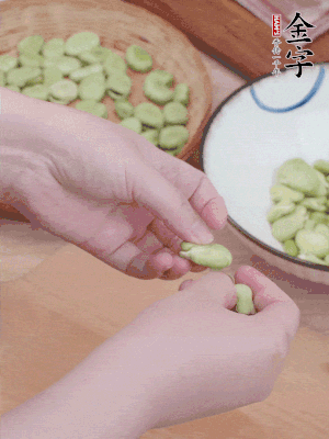 蠶豆剝殼，去掉豆衣，切碎。