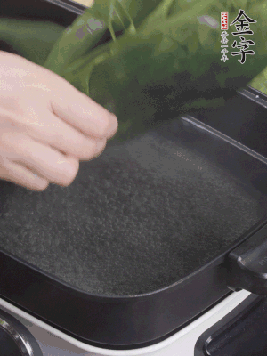 粽葉入沸水煮1分鐘，翻面再煮1分鐘，清洗干凈加水浸泡。