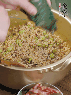 再附一張粽子，一齊向后折疊，線繩捆綁。