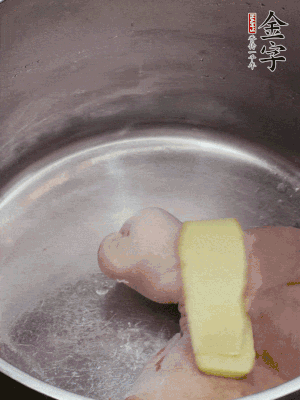 撈出洗凈后，加蔥姜、黃酒二遍焯水。