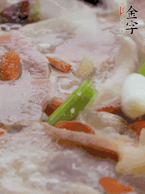 最后下枸杞、蒜白。