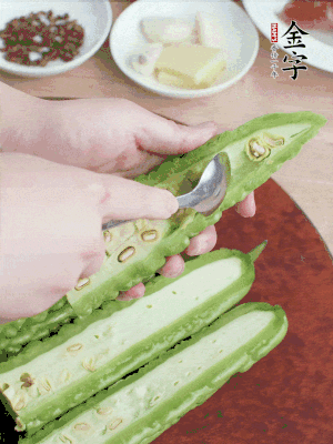 苦瓜去籽切薄片，一點(diǎn)鹽拌勻，10分鐘后沖洗控干。香蔥切蔥花、姜切末、蒜拍碎、干辣椒切圈。