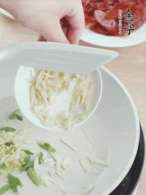 油4成熱，下蔥姜蒜、干辣椒、花椒煸出香味。
