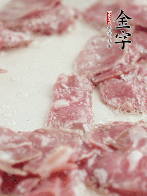 炒鍋熱油，下培根火腿煸炒。