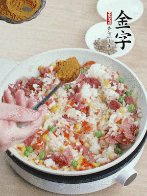 1勺咖喱粉、1/2勺鹽，少許黑胡椒碎炒均。
