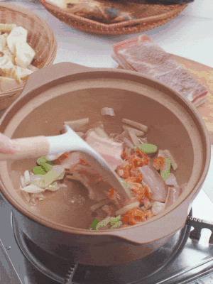 砂鍋中倒入油，放入姜片、蔥段、咸肉、海米炒出香味。