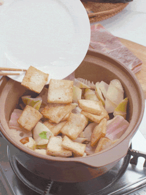 依次下春筍、豆腐，開(kāi)水沒(méi)過(guò)食材。