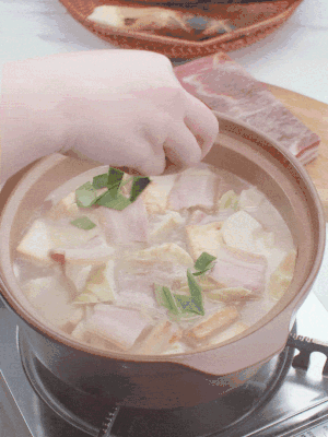 一小撮鹽、糖、雞精調(diào)味，最后撒點(diǎn)蒜葉點(diǎn)綴。