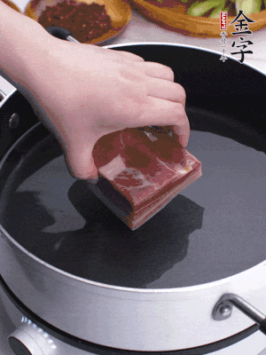 金字淡咸肉冷水入鍋煮15分鐘。
