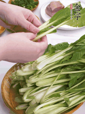 小青菜掰成一片片。