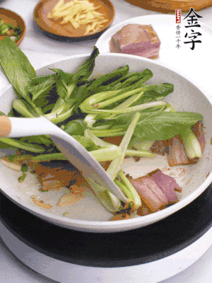 下小青菜翻炒，菜梆子變軟時，撒一點鹽、雞精調(diào)味。