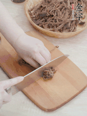 干茶樹菇浸泡過夜，去老根焯水，擠干水份。