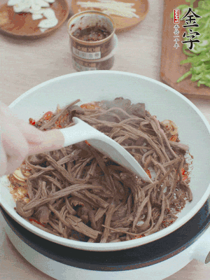 下茶樹菇煸炒4分鐘。
