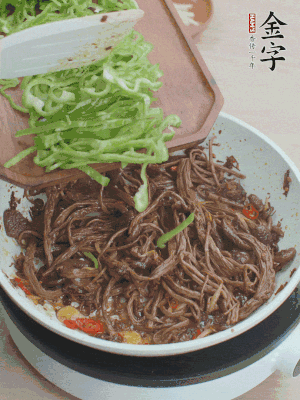 水分煸干，下青椒絲快炒1分鐘。