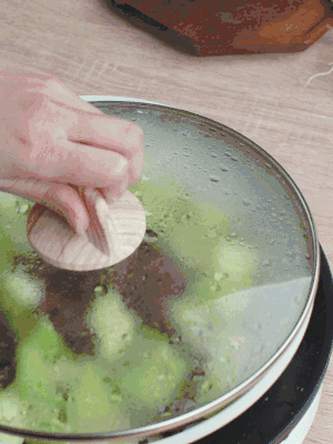 西葫蘆略出水時(shí)，加一小撮鹽調(diào)味。