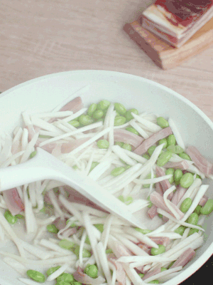 下茭白絲、青豆翻炒。
