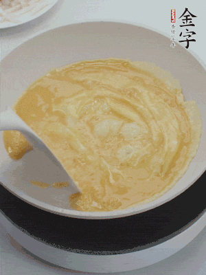 2個雞蛋炒散。