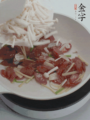 放白玉菇、青紅辣椒、雞蛋。