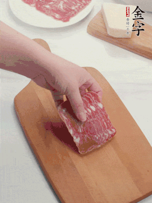 金字培根火腿改刀切小片；白洋蔥切丁；新鮮豌豆剝殼。