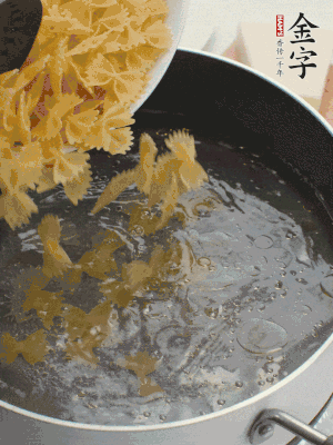 蝴蝶面加橄欖油煮熟；豌豆焯水30秒。