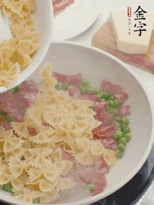 1小勺鹽調(diào)味，混合一起燉煮一下。