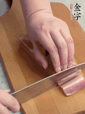 百合切去頭尾，分開洗凈;咸肉切薄片。