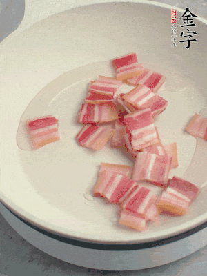 鍋中少許油，金字淡咸肉煸香。