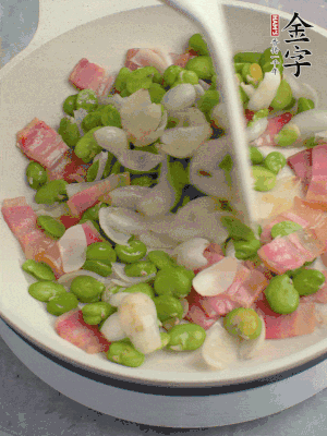 放蠶豆豆瓣、百合炒勻。