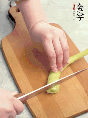 蔥切段，姜切絲，辣椒斜切成塊。