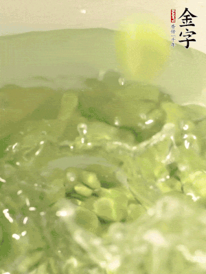 新鮮蠶豆熱水焯水30秒，然后浸入涼水。