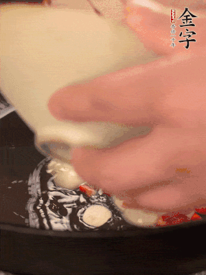 豬油潤鍋，下辣椒、大蒜、火腿片煸香。