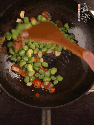 再下蠶豆煸炒，加1勺料酒調(diào)味。