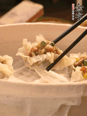 包好的燒賣放在蒸籠上，水開后蒸8分鐘左右。