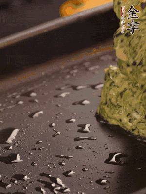 熱鍋擦一下油，下面糊攤平。