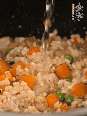 把食材轉(zhuǎn)移到電飯鍋中，倒入點清水，正常煮飯。