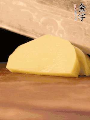 土豆去皮切丁。水開后，放入鍋中煮2-3分鐘，撈出瀝干水分。