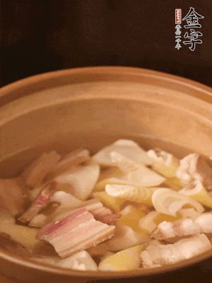 春筍、咸肉、咸肉一起入砂鍋，加姜片、料酒、清水大火煮沸到湯色變白。轉(zhuǎn)小火慢篤半小時(shí)。