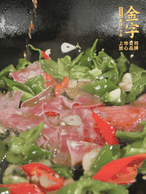 再下蒸炒火腿煸炒，加少許白糖提鮮。
