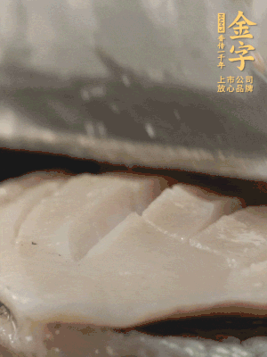 鮑魚用勺子撬出來，去掉內(nèi)臟和牙齒，加面粉、白醋、鹽、啤酒抓一下，清水洗凈，切花刀。