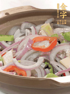 砂鍋底鋪上香菜，放上料頭，再放上焯過水的鮑魚殼。