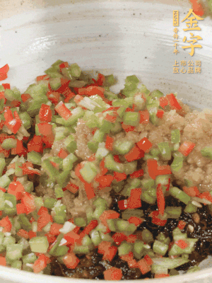 XO醬、蒜蓉醬、青紅椒粒攪拌成醬料。