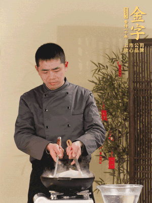 整只土雞冷水下鍋，加蔥姜、料酒焯水，撈出后用溫水清洗干凈。