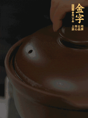 雞、火腿、姜片一起放入砂鍋中，大火轉(zhuǎn)小火燉2小時(shí)。