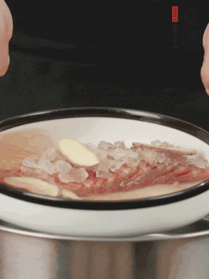 置于盤中，加冰糖100g、黃酒100g、水200g，上鍋蒸20分鐘。