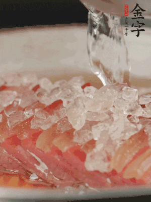 依舊放上冰糖100g、黃酒100g、水200g，鍋中再蒸15分鐘。