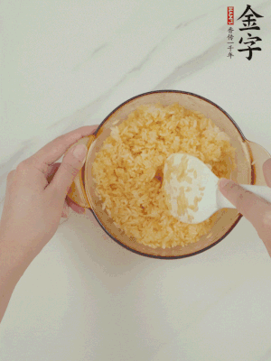 隔夜剩米飯加蛋黃攪拌均勻。