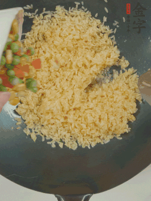 下豌豆粒、胡蘿卜粒、玉米粒。（買現(xiàn)成冷凍的雜菜即可，非常方便）