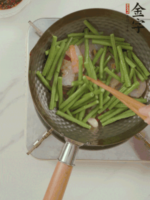 下掰好的缸豆段翻炒，略燜煮。