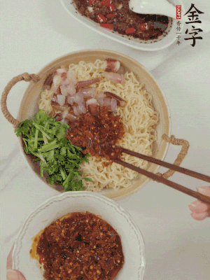 在面上鋪魷魚、香菜、金字火腿大師醬。